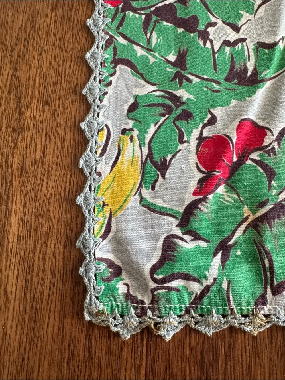 Vintage 1950’s Tropical Banana Hibiscus Tablecloth 34“ Square Crochet Edge MCM